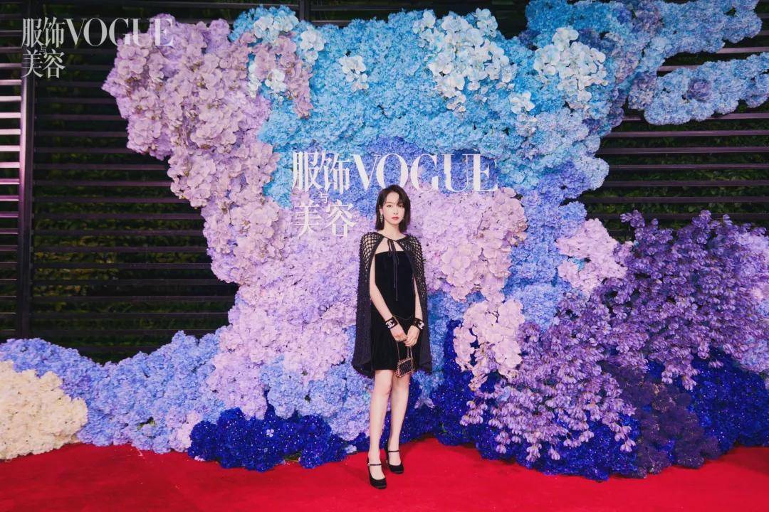 杨幂VO红毯：童谣“熟味”逼人，汤唯气场全开，杨幂白纱若隐若现