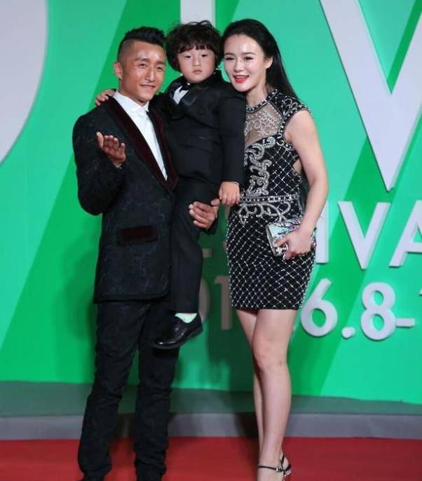 设计 冉莹颖被宠出“幸福肥”,但微胖身材也有看点,紧身裙穿出饱满感