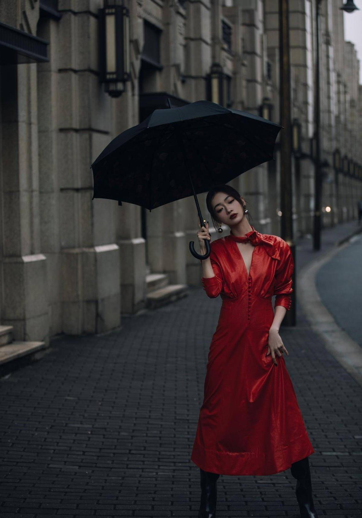 黑色 吴谨言最新街拍胖出曲线更耐看，一袭大红裙出镜，配红唇更有气场