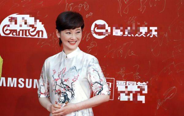 身材 徐帆这回造型太成功，穿白色旗袍裙端庄优雅，这才是“东方美”