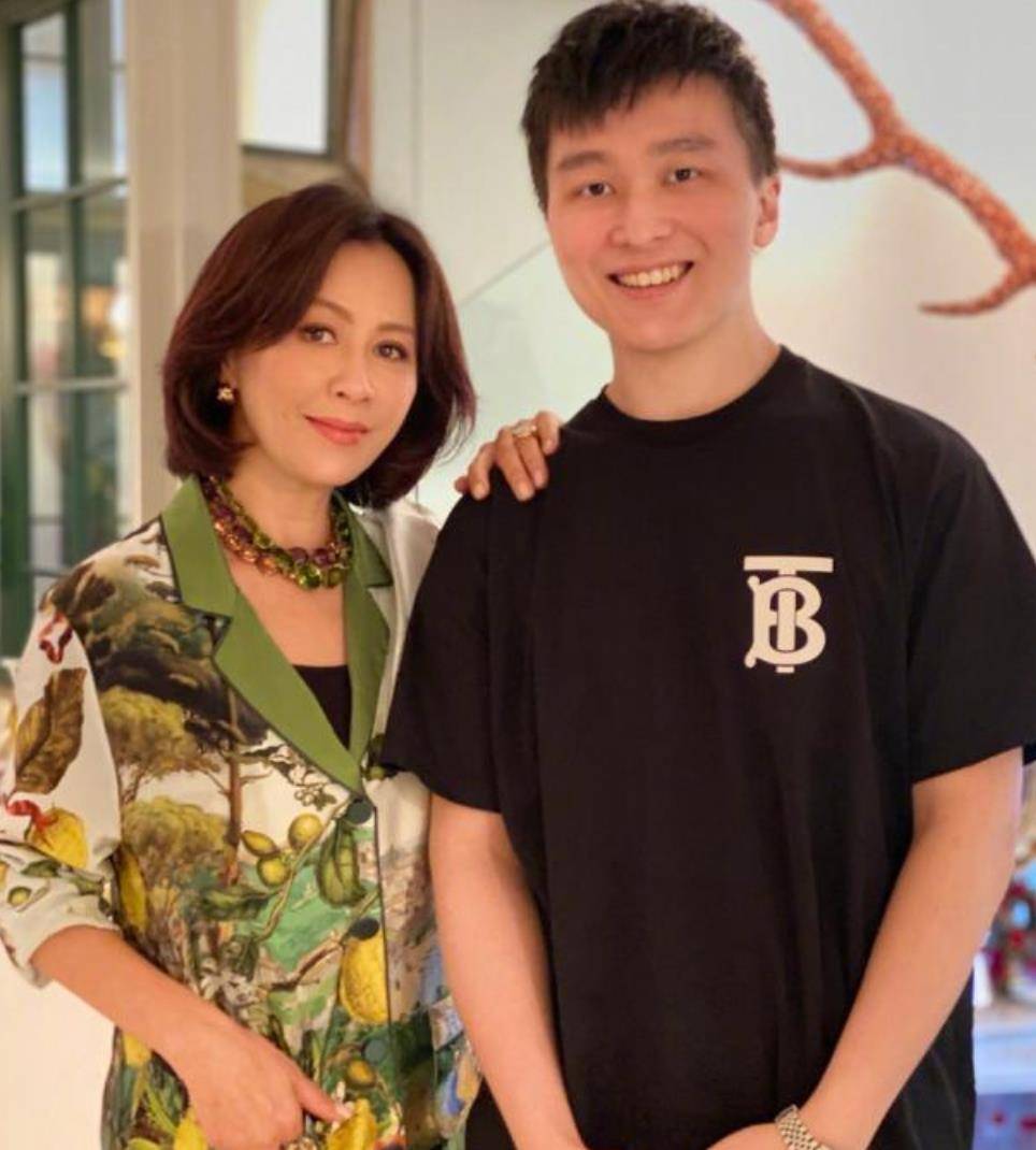 身材 关之琳刘嘉玲再度同框，关之琳皮肤细嫩光滑，刘嘉玲却法令纹明显