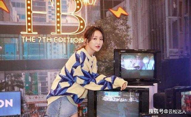 王鸥 38岁王鸥衣品绝了，穿印花毛衣配牛仔裙洋气减龄，照穿气质都翻倍