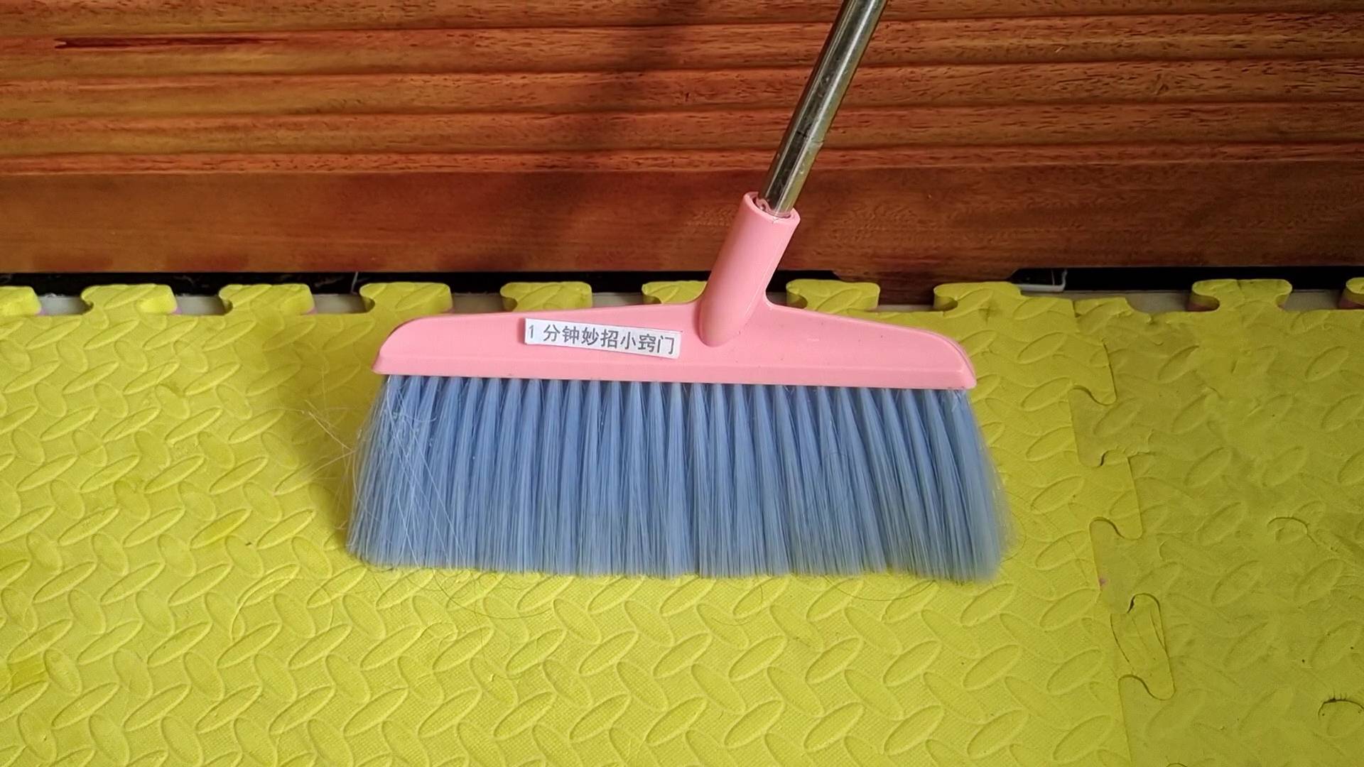 小事不论有钱没钱，牢记家里这4个位置都别放扫把，别当小事处理，快拿走