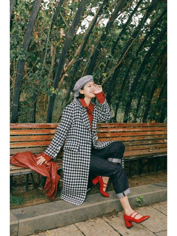 毛衣 格纹大衣的穿搭，看起来干净利索