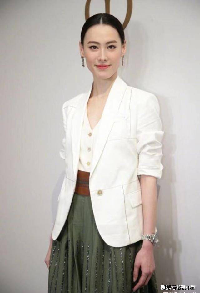 颜色 梁洛施终于换了风格!穿白色西装配绿色半身裙,比阔太还更优雅
