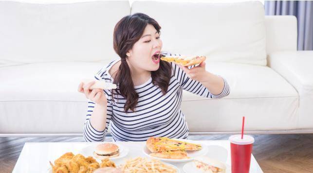 人体|容易肥胖的人,一般都有4种饮食习惯,若能戒掉,控制体重更轻松