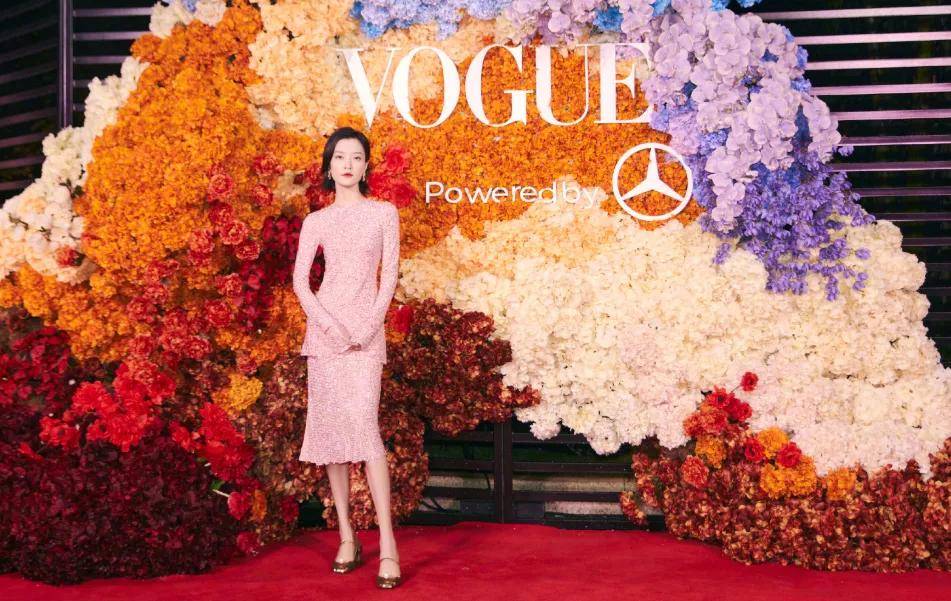 杨幂VO红毯：童谣“熟味”逼人，汤唯气场全开，杨幂白纱若隐若现