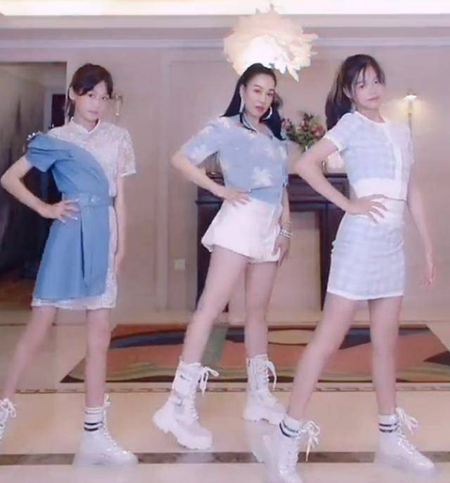 下装 钟丽缇和女儿同框出镜,51岁还穿超短热裤,纤细长腿不输女儿