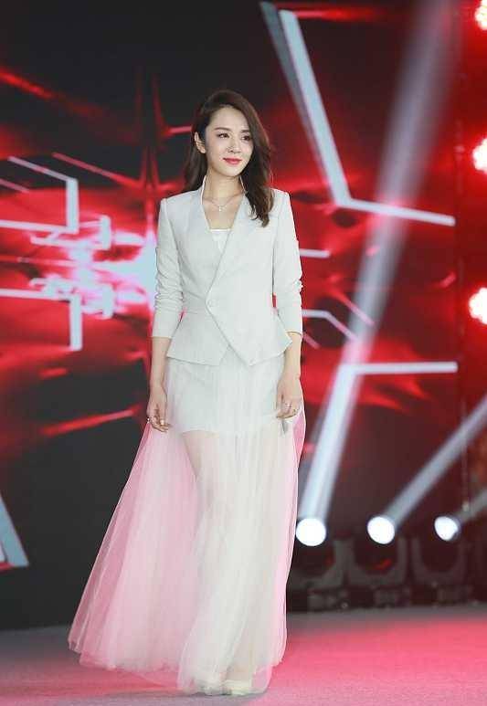 感觉 王晓晨看着成熟了挺多的，穿的纱裙挺可爱的，却穿出大气感