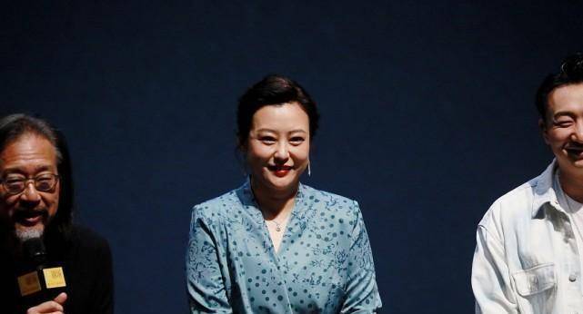 郝蕾 郝蕾也开始走商务风了，穿西装还挺干练的，生图感觉有点老气