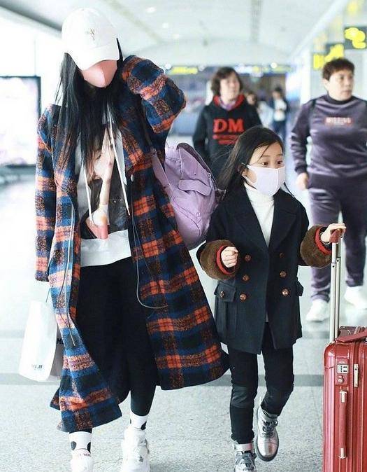 家长 李小璐携女儿现身机场,甜馨穿风衣像小大人,打扮得比妈妈还抢镜