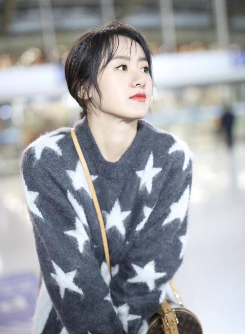 袁冰妍 袁冰妍穿少女装现身机场,穿过膝长靴秀美腿,背LV挎包却有点俗气