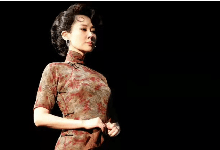 绮丽 52岁许晴现身活动引惊呼!穿黑色礼服大秀事业线,眼神魅惑太风情