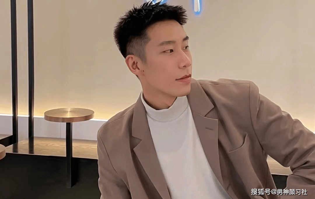 进行 大地色，现代成熟男士的主场色，约会首选搭配