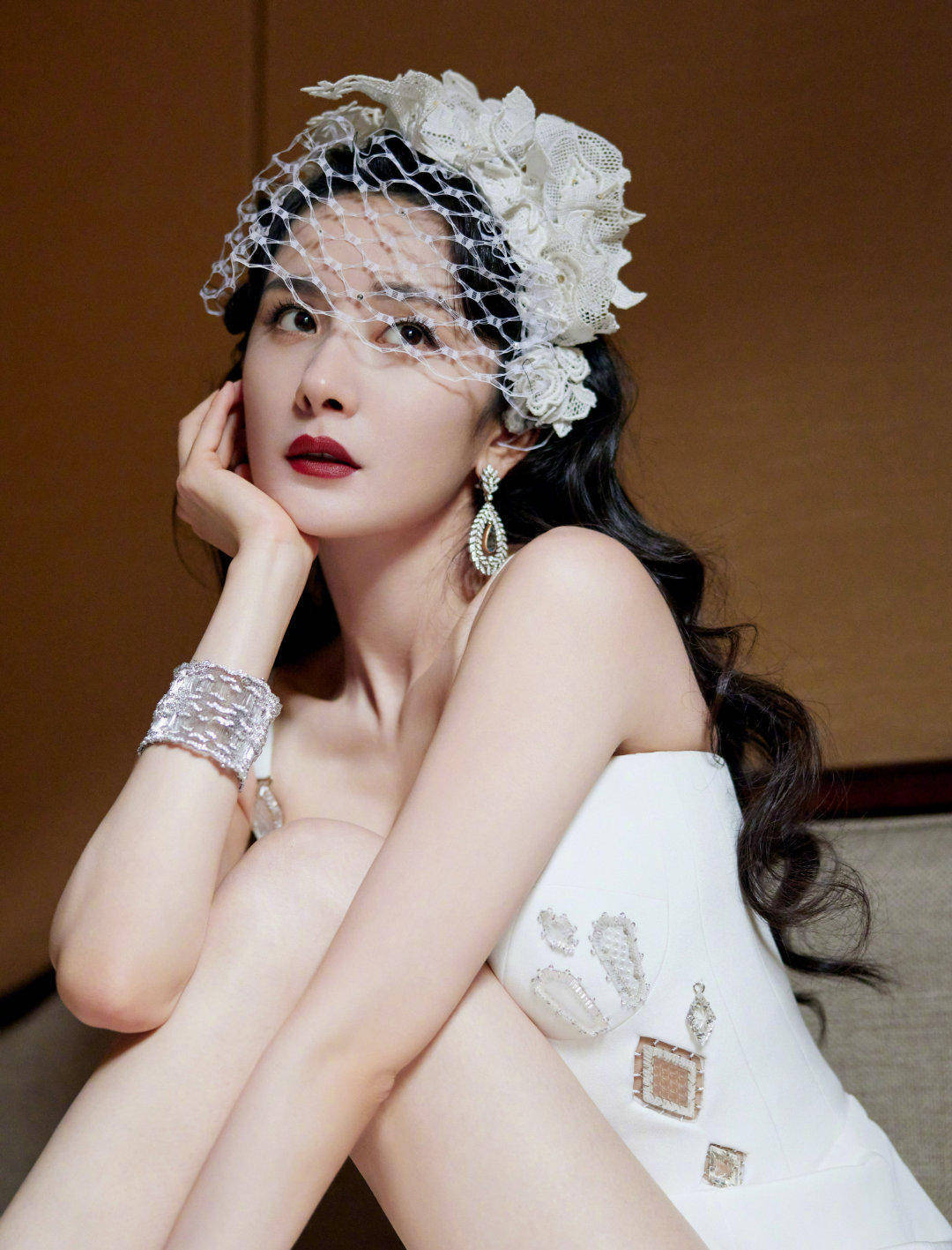 廓形 杨幂这身材也太美了,穿白色高开叉长裙秀美腿,P图都不敢这么P