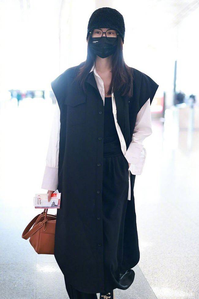 麻袋 超模何穗走机场超有范,身穿黑色长衫像披“麻袋”,果然有颜任性内搭打底衫西