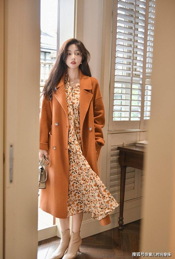美得 早秋外套里搭配印花裙瞬间就很出彩，美得轻轻松松，赢得毫不在意