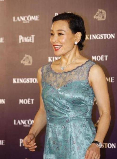 身材 陈冲都是奶奶辈的人了,依然穿无袖裙大秀身材,韵味感不输当年