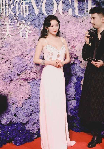 珠宝 杨幂挣那么多钱,为啥还不去调一调仪态?造型师也救不了