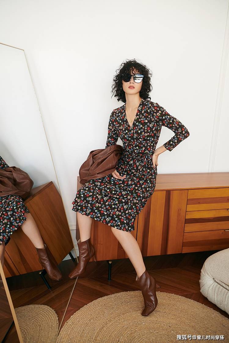 美得 早秋外套里搭配印花裙瞬间就很出彩，美得轻轻松松，赢得毫不在意