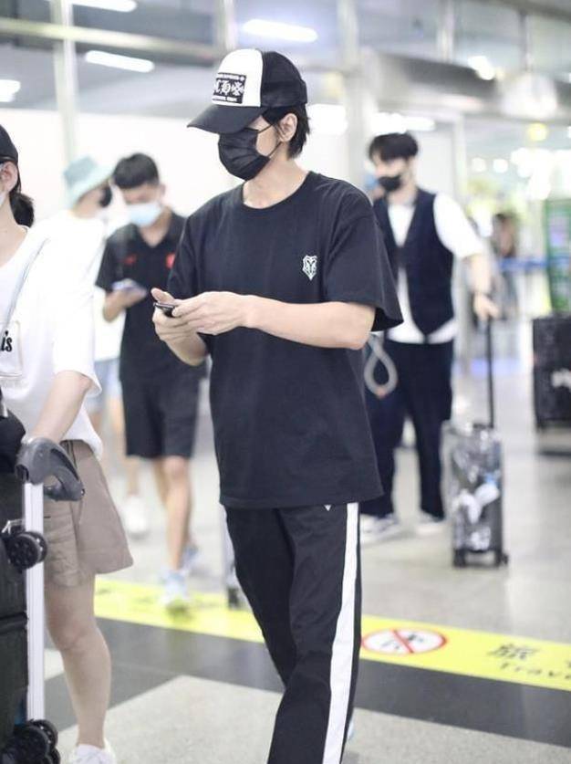 驼色 言承旭帅出新高度,T恤配运动裤清爽又得体,衣品一点也不普通