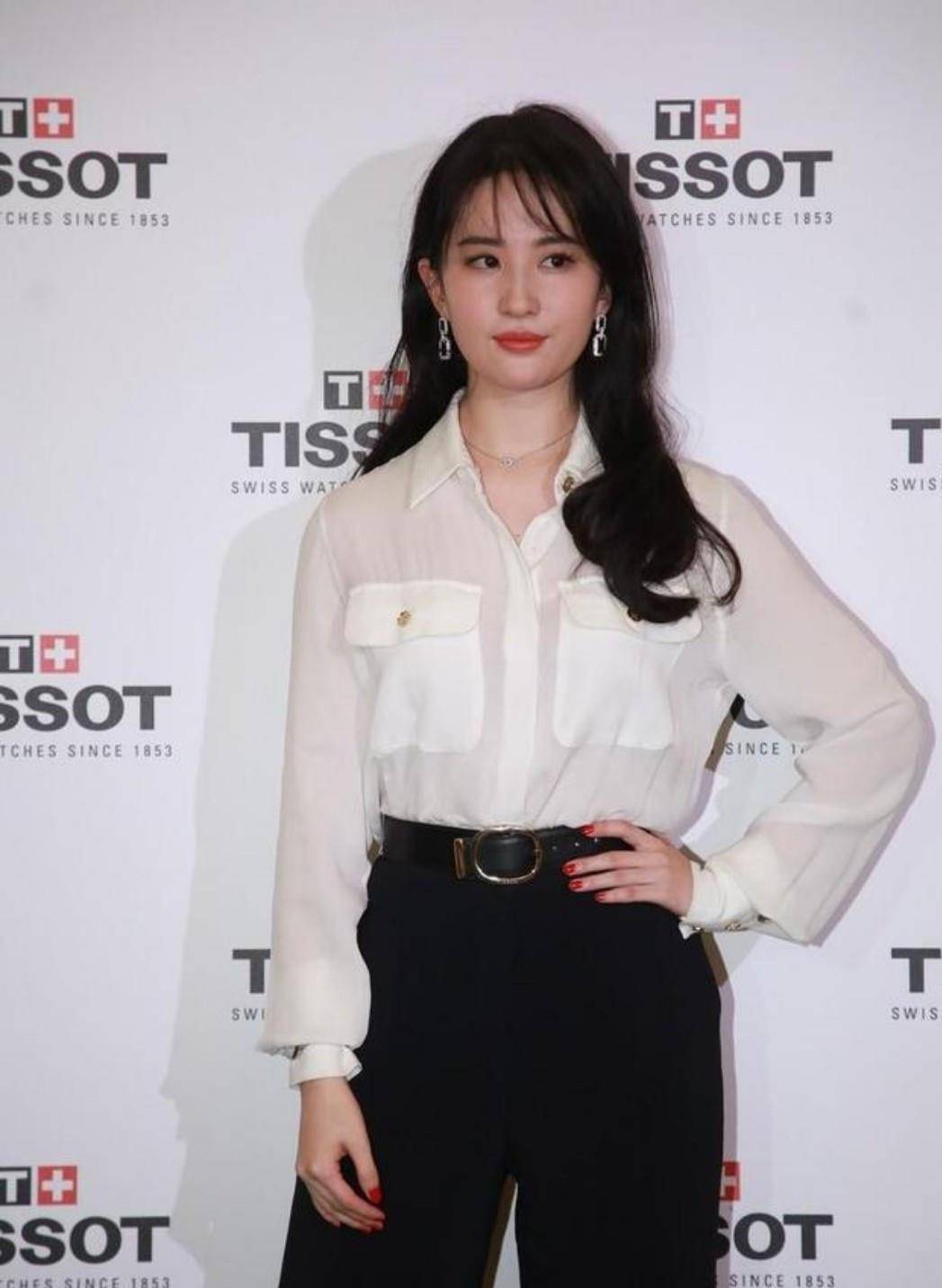 黑色 刘亦菲化身职场女强人，穿白色衬衫配阔腿裤，打造霸道总裁范