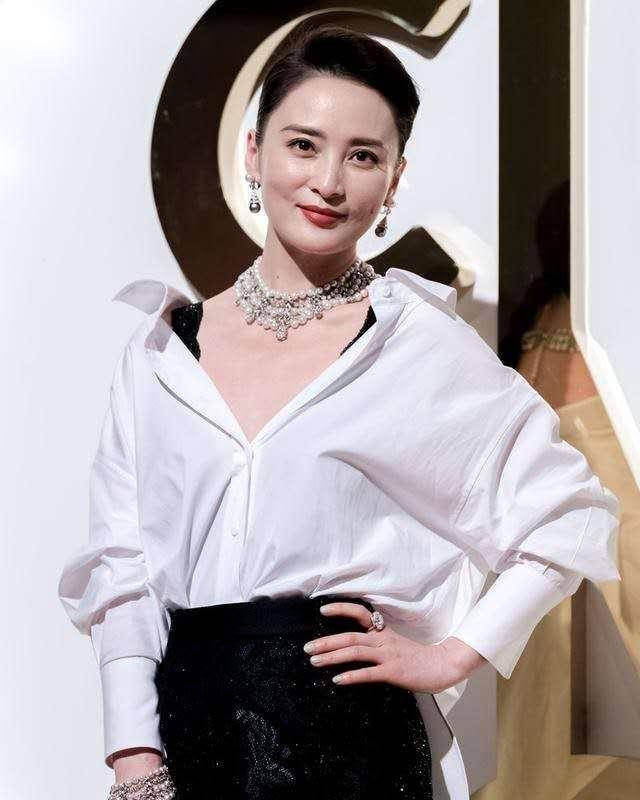 领口处 蒋勤勤放飞自我，穿那么紧的蕾丝裙就算了，胸前还扯三个洞看不懂