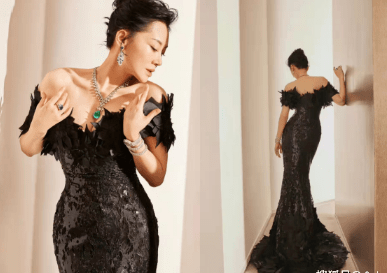 绮丽 52岁许晴现身活动引惊呼!穿黑色礼服大秀事业线,眼神魅惑太风情