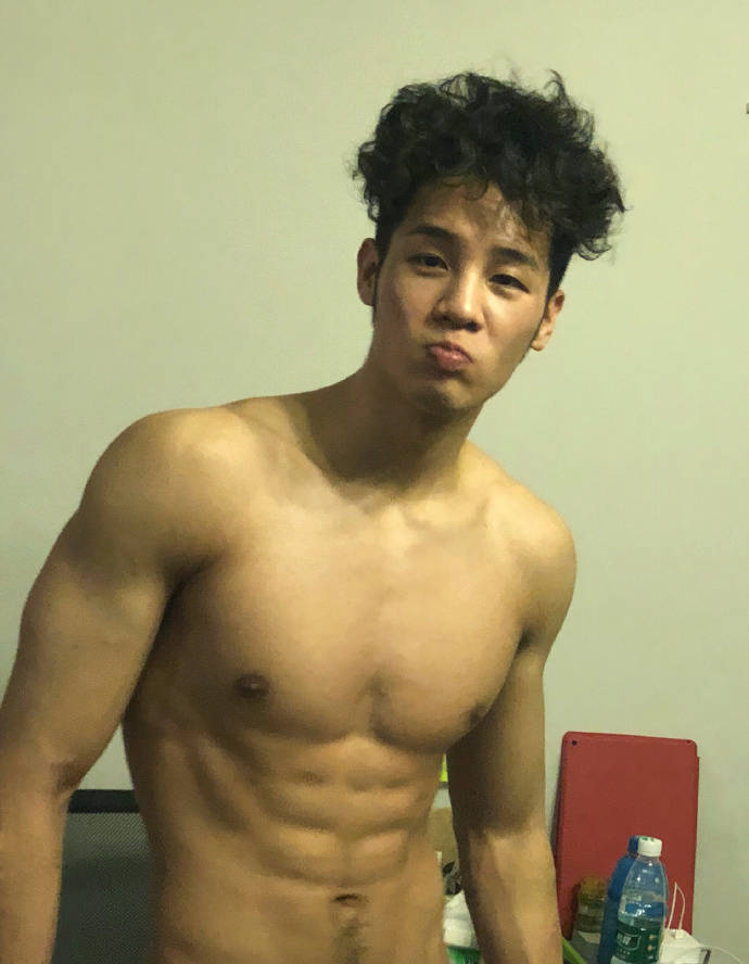 是演員也是運動達人，八塊腹肌加持，誰抵擋得住這種型男的誘惑？ 健身減肥達人 第8张