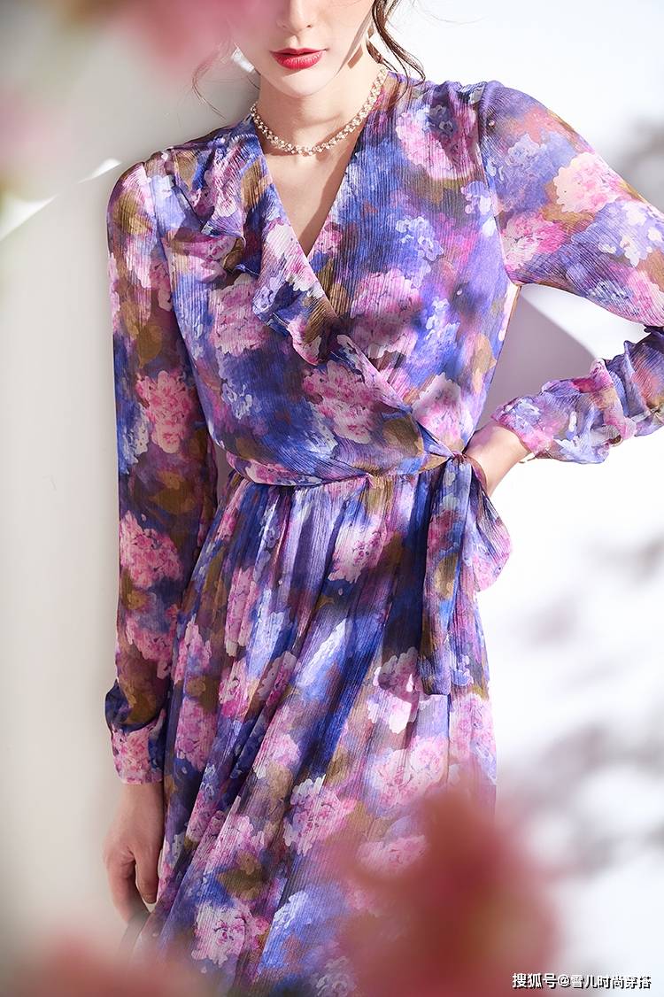 美得 早秋外套里搭配印花裙瞬间就很出彩，美得轻轻松松，赢得毫不在意