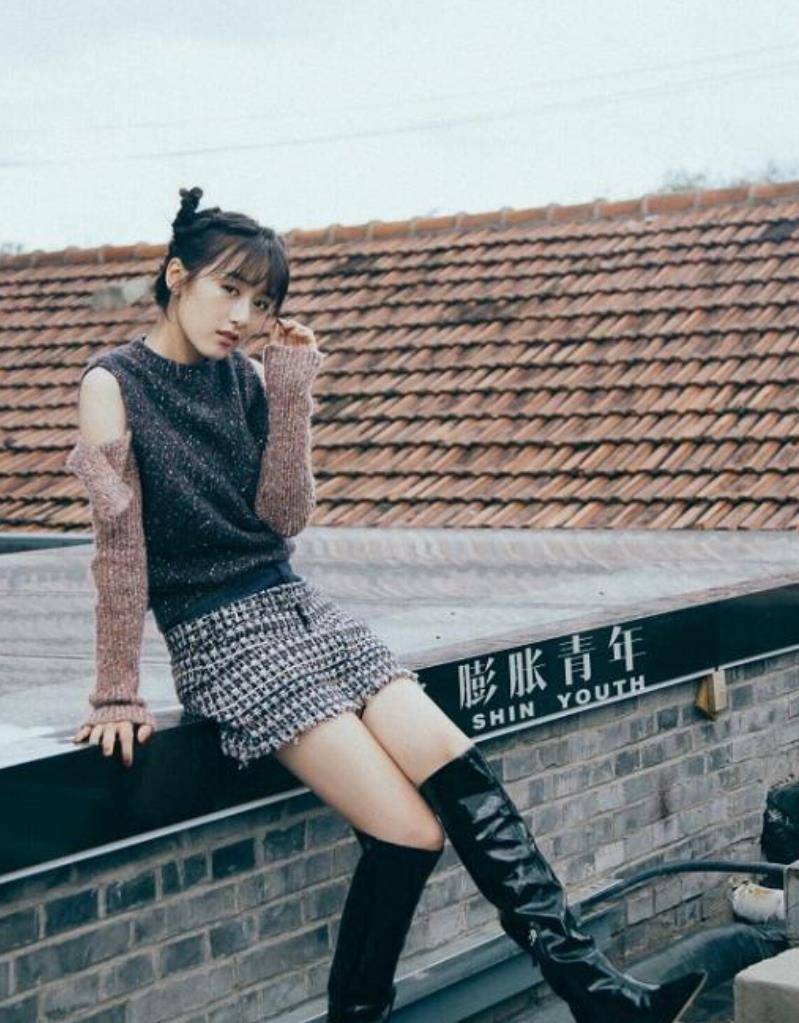 袁冰妍 袁冰妍穿少女装现身机场,穿过膝长靴秀美腿,背LV挎包却有点俗气