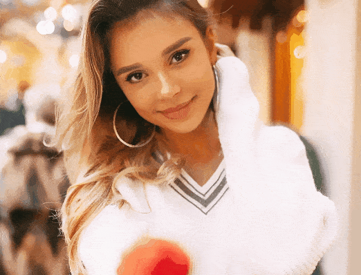 活动 “完颜女神”热巴参加活动,颜值身材双满分,裙子上镶满了钻石