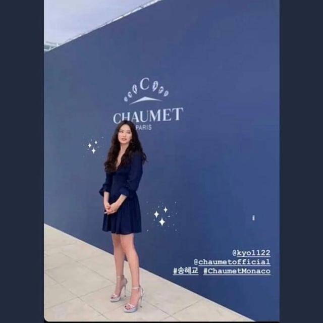 耳坠 37岁宋慧乔再度高调，穿“开胃裙”大秀事业线，但腿上细节太显龄