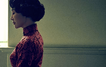 绮丽 52岁许晴现身活动引惊呼!穿黑色礼服大秀事业线,眼神魅惑太风情