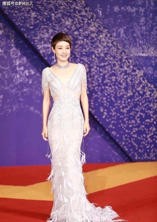 马伊琍 马伊琍的“贴头短发”太美了！穿一身流苏露背礼服裙又美又飒