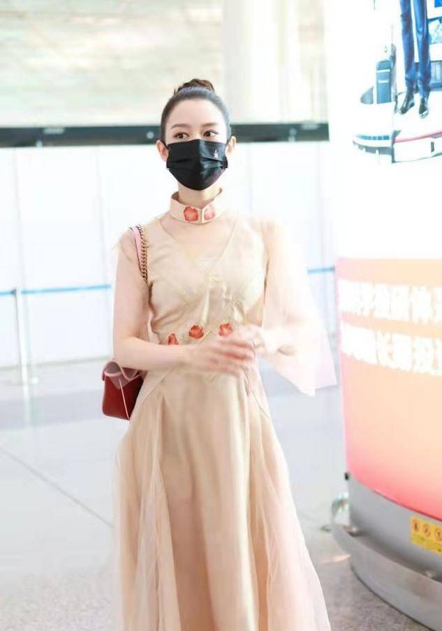 高跟 吉娜走机场也太端着了，一袭薄纱裙和旁人格格不入，隆重过头了