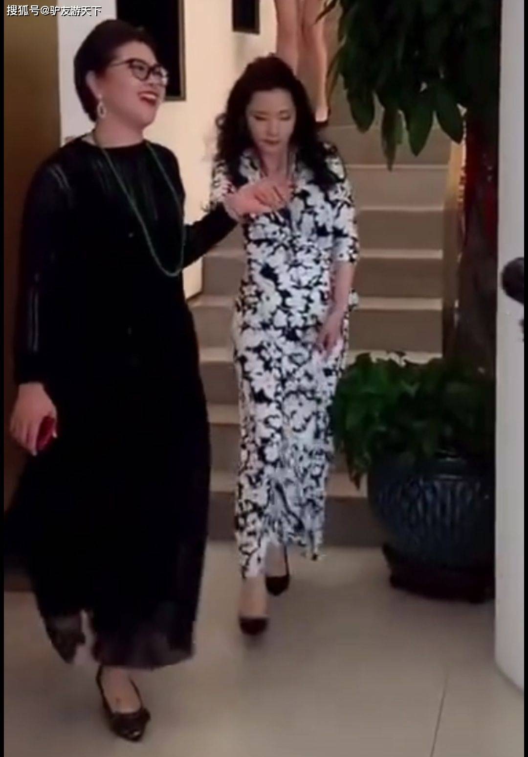 何赛飞 50+与其费心营造少女感,不如让自己更优雅,何赛飞的装扮就很美