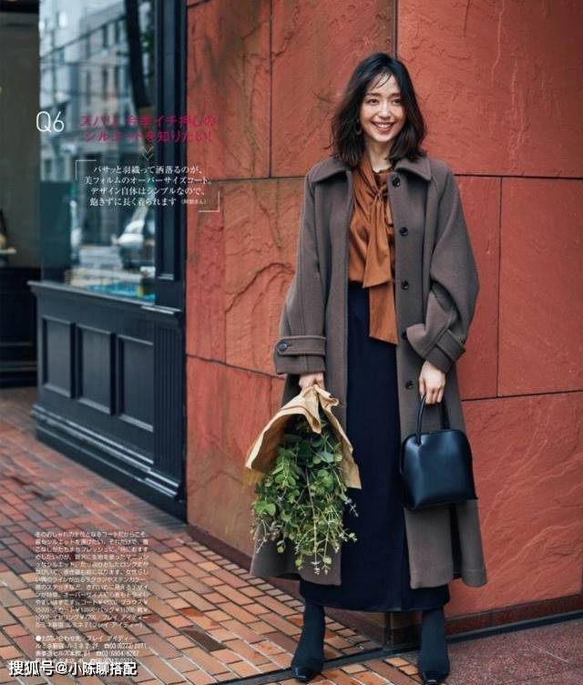 高领衫 降温了怎么穿？真正有品位的女人，备上这4件“内搭单品”就够了