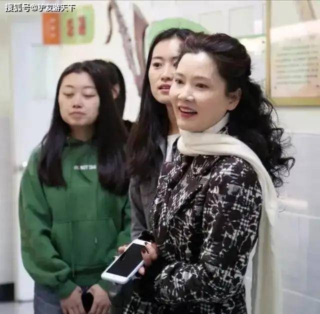 何赛飞 50+与其费心营造少女感,不如让自己更优雅,何赛飞的装扮就很美