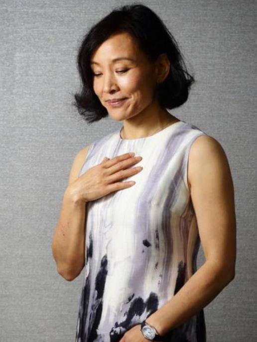 身材 陈冲都是奶奶辈的人了,依然穿无袖裙大秀身材,韵味感不输当年