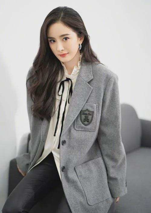 灯笼 被杨幂气质折服，穿小背心配“袖套”都好美，扎灯笼辫像18岁少女