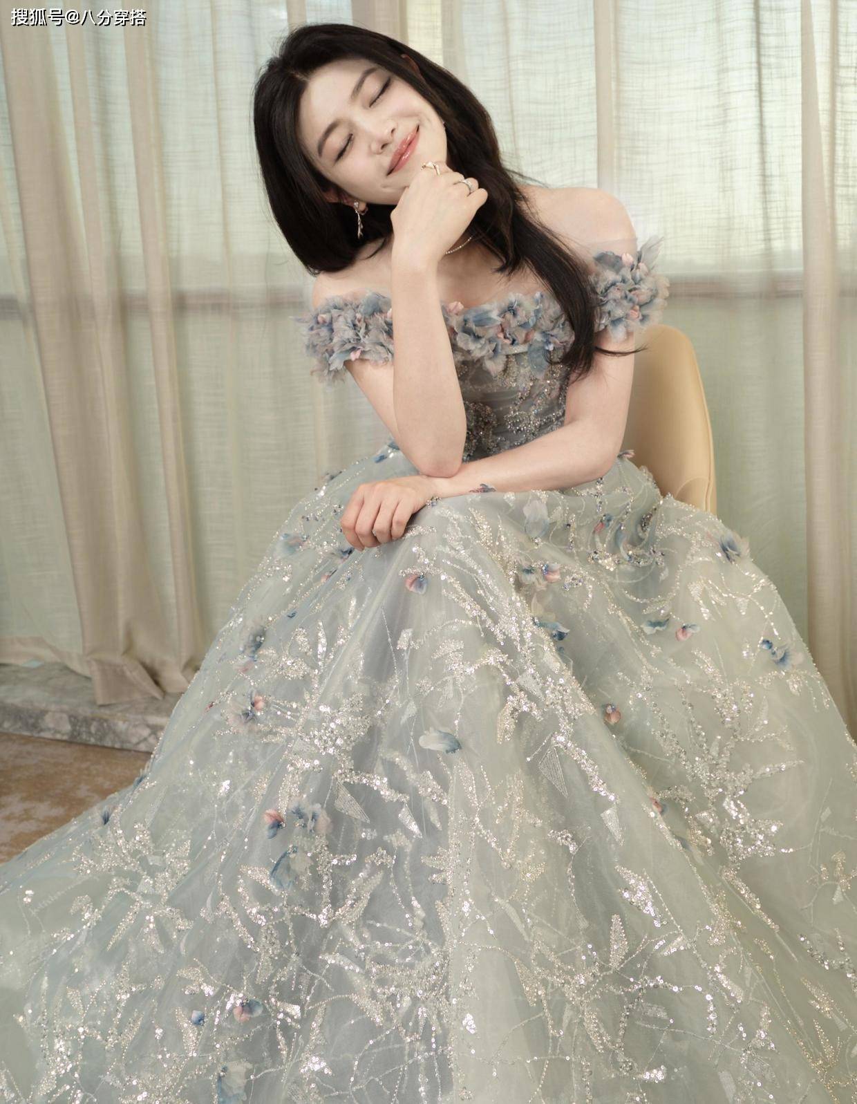 美眉 陈妍希越来越漂亮了，穿一字肩礼服秀好身材，气质温柔宛如邻家妹