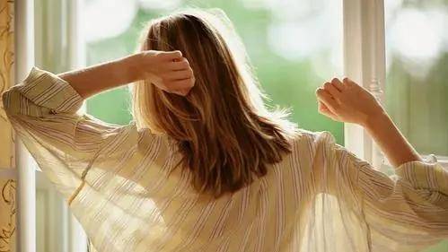 共同点|“老得慢”的女人，大多有2个共同点，若你能坚持，或会更显年轻