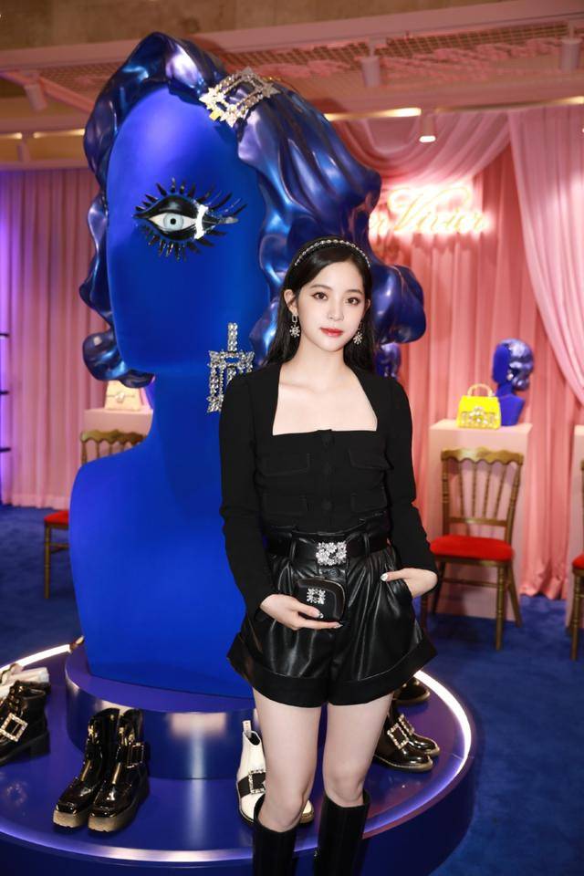 黑色 欧阳娜娜真长大了，穿“大领口”上衣+皮短裤出镜，身材涨了不少