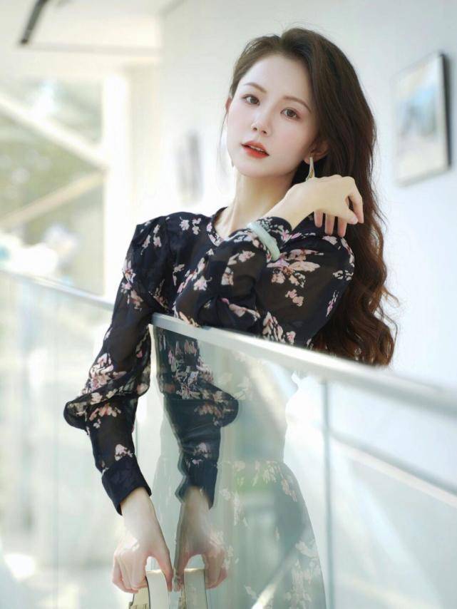 经验 分享时髦的早秋连衣裙搭配经验，让你轻松展现温婉美