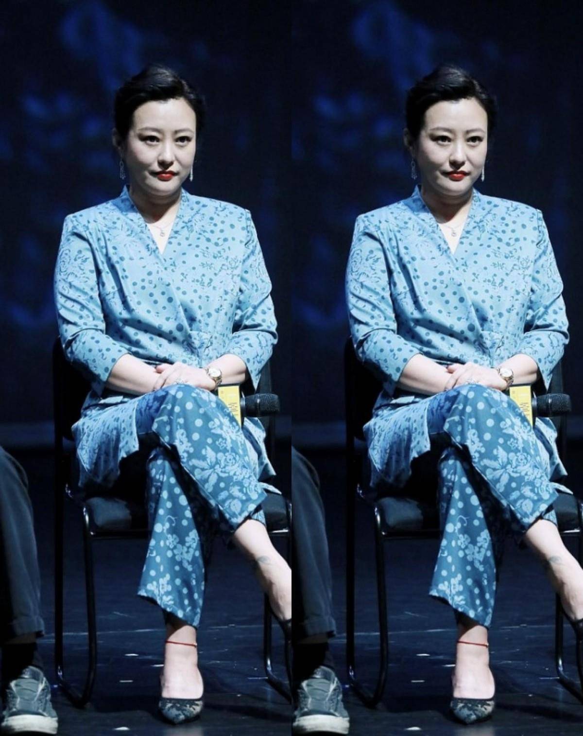 郝蕾 郝蕾也开始走商务风了，穿西装还挺干练的，生图感觉有点老气