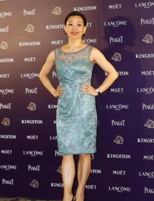 身材 陈冲都是奶奶辈的人了,依然穿无袖裙大秀身材,韵味感不输当年