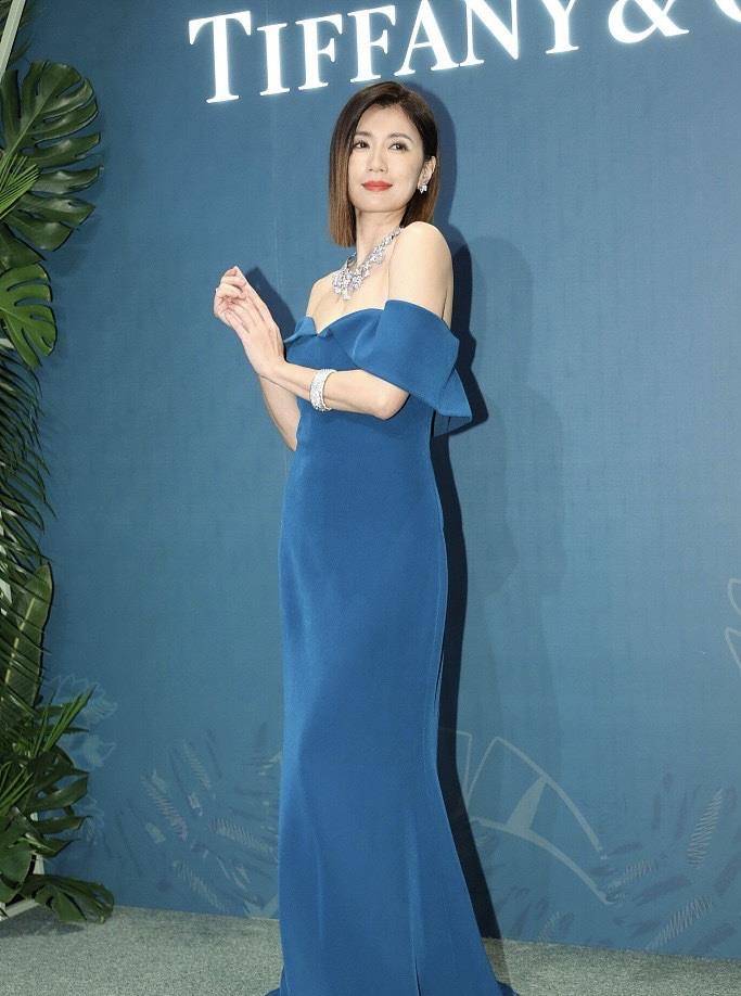 设计 贾静雯难逃发福，穿蓝色抹胸裙秀身材，转身瞬间却暴露“妈妈肚”