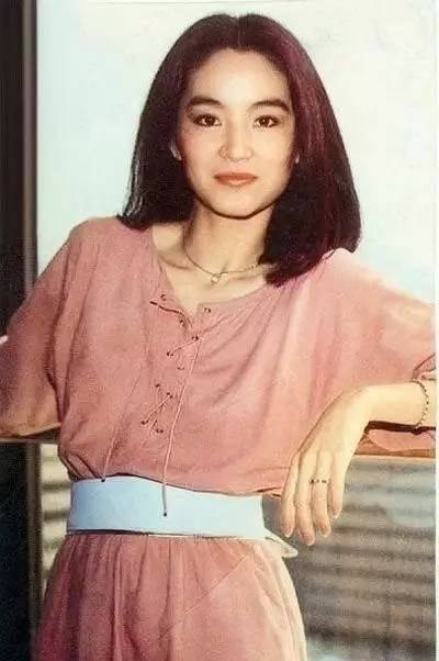 配饰 林青霞越老越耐看，穿一身同色系好优雅，有“老年肚”气质也高级