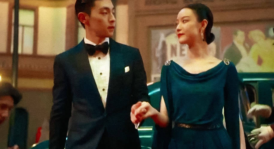 因为|倪妮新片首发预告，搭档邓伦上演“跨时空”爱恋，大街上深情拥吻